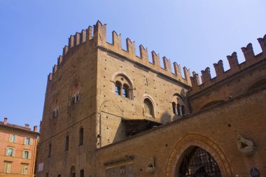 Kral Enzo Sarayı (veya Palazzo Re Enzo) Bologna, İtalya'daki Piazza Maggiore'de