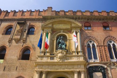 Bologna, İtalya - 28 Ağustos 2019: Palazzo d'Accursio'da (Palazzo Comunale) Bologna'daki Piazza Maggiore'de San Petronio heykeli