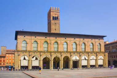 Bologna, İtalya - 28 Ağustos 2019: Kral Enzo Sarayı (veya Palazzo Re Enzo) Bologna'daki Piazza Maggiore'de