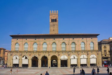 Bologna, İtalya - 28 Ağustos 2019: Kral Enzo Sarayı (veya Palazzo Re Enzo) Bologna'daki Piazza Maggiore'de