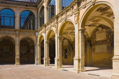Bologna, İtalya - 28 Ağustos 2019: Bologna Üniversitesi'nde verandanın zengin dekorasyonu