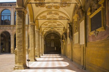 Bologna, İtalya - 28 Ağustos 2019: Bologna Üniversitesi'nde verandanın zengin dekorasyonu