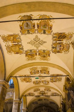 Bologna, İtalya - 28 Ağustos 2019: Bologna Üniversitesi'nde verandanın zengin dekorasyonu