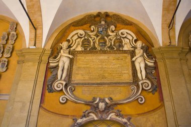 Bologna, İtalya - 28 Ağustos 2019: Bologna Üniversitesi'nde verandanın zengin dekorasyonu
