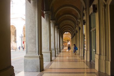 Bologna, İtalya Eski Kenti'nde sütunlu tipik mimari