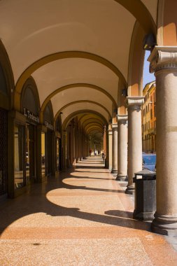 Bologna, İtalya Eski Kenti'nde sütunlu tipik mimari
