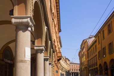 Bologna, İtalya Eski Kenti'nde sütunlu tipik mimari