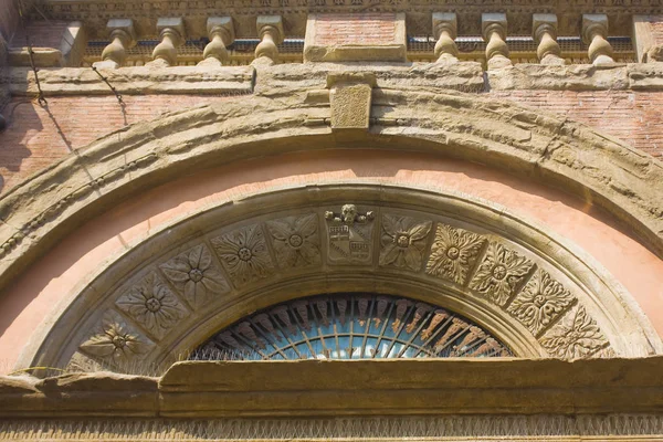 Reiche Dekoration Des Alten Historischen Gebäudes Der Altstadt Von Bologna — Stockfoto