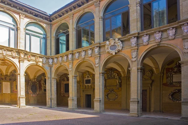 Μπολόνια Ιταλία Αυγούστου 2019 Πλούσια Διακόσμηση Αίθριο Στο Πανεπιστήμιο Της — Φωτογραφία Αρχείου