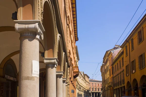 이탈리아 볼로냐 올드타운의 콜로네이드가 전형적인 건축물 — 스톡 사진