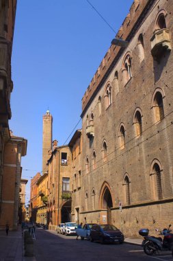 Bologna, İtalya'da Old Town sokaktan ortaçağ Asinelli Kulesi görünümü
