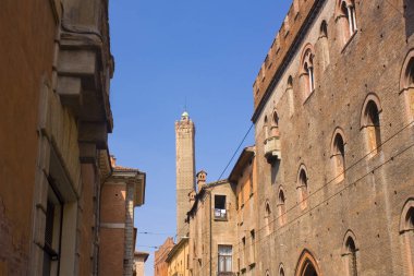 Bologna, İtalya'da Old Town sokaktan ortaçağ Asinelli Kulesi görünümü