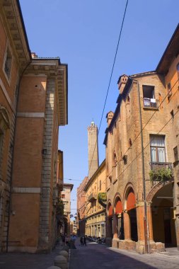 Bologna, İtalya'da Old Town sokaktan ortaçağ Asinelli Kulesi görünümü
