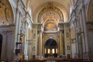 Bologna, İtalya - 28 Ağustos 2019: Bologna'daki San Pietro Katedrali'nin (veya Aziz Petrus Bazilikası'nın İçişleri)