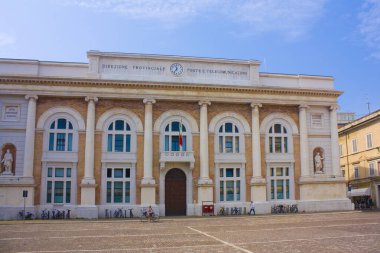Pesaro, İtalya - 30 Ağustos 2019: Peşaro'daki Piazza Del Popolo'da postane binası (Palazzo delle Poste)