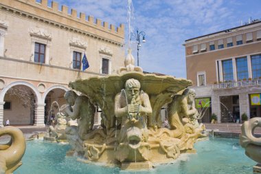 Pesaro, İtalya'daki Piazza Del Popolo'da semender ve yunus figürleriyle çeşme