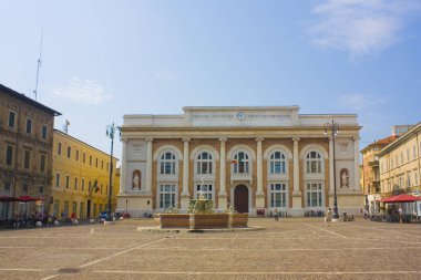 Pesaro, İtalya - 30 Ağustos 2019: Peşaro'daki Piazza Del Popolo'da postane binası (Palazzo delle Poste)