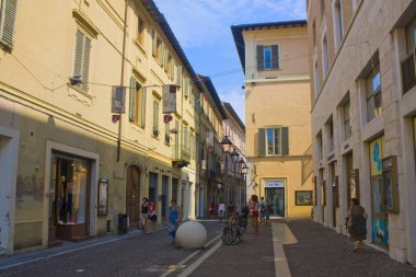 Pesaro, İtalya - 30 Ağustos 2019: Main Via Gioacchino Rossini, Pesaro şehir merkezindeki tarihi eski binaları ile