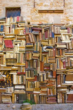 Pesaro, İtalya - 30 Ağustos 2019: Pesaro 'da bir kitap duvarı olan Mosca Sarayı Avlusu' nun bir parçası