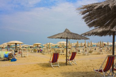 Pesaro, İtalya sahilinde şemsiye ve şezlonglu plaj