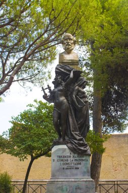 Pesaro, İtalya - 30 Ağustos 2019: Terence Kont Mamiani della Rovere Anıtı (1799-1885), Pesaro 'da yazar ve devlet adamı.