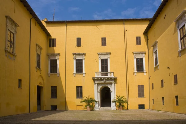 Αίθριο Του Palazzo Ducale Στην Πιάτσα Ντελ Εστου Πέζαρο Ιταλία — Φωτογραφία Αρχείου