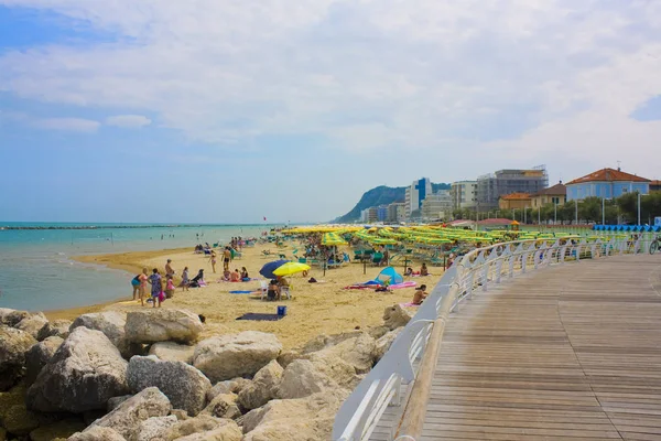 Pesaro Włochy Sierpnia 2019 Plaża Parasolami Leżakami Wybrzeżu Pesaro — Zdjęcie stockowe