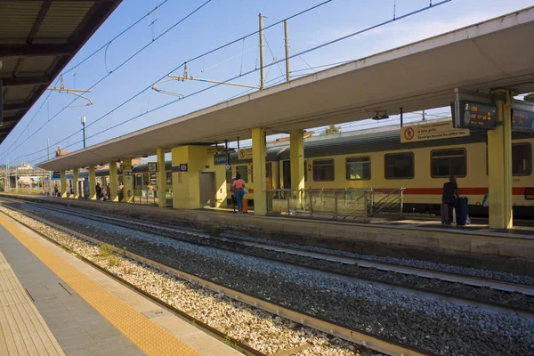 ペサロ イタリア 2019年8月30日 ペサロの鉄道駅のプラットフォーム — ストック写真