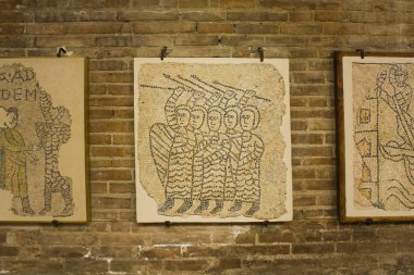 Ravenna, İtalya - 31 Ağustos 2019: Ravenna 'daki San Giovanni Evangelista Bazilikası' nda savaşçılarla yapılan orijinal mozaikler