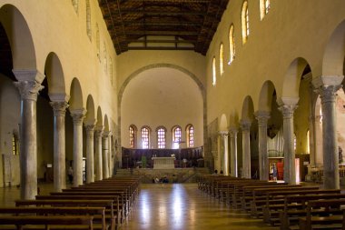 Ravenna, İtalya - 31 Ağustos 2019: Ravenna 'da San Francesco Bazilikasının İçi