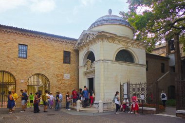 Ravenna, İtalya - 31 Ağustos 2019: Dante Alighieri ve Braccioforte Quadrarco 'nun Mezarı
