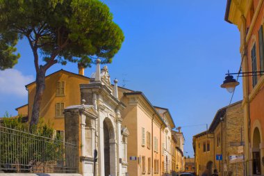 İtalya, Ravenna 'daki ünlü Bazilika di San Vitale' nin girişi. 