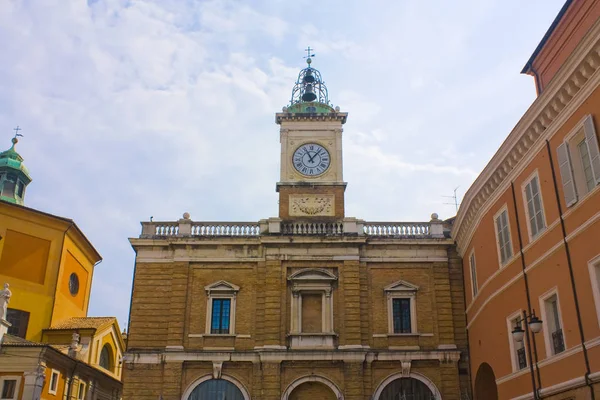 イタリア ラヴェンナのポポロ広場で古い時計塔 — ストック写真