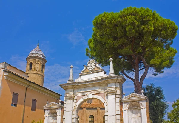 Ravenna Italië Augustus 2019 Toegangspoort Tot Beroemde Basilica San Vitale — Gratis stockfoto