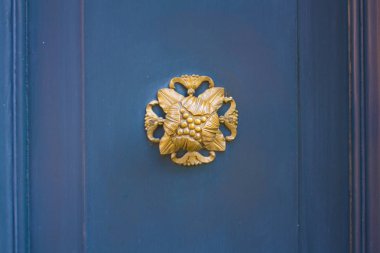 Mavi arkaplanda antik kapı tokmağının yakın görüntüsü