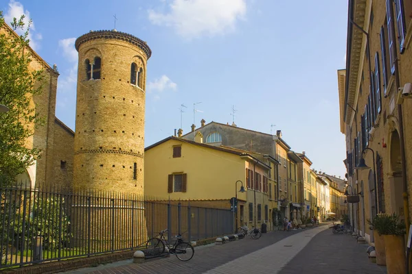 イタリアのラヴェンナ 8月31 2019 ラヴェンナの旧市街にあるサンアガタ マッジョーレ大聖堂の鐘楼 — ストック写真