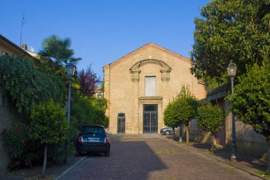 Ravenna, İtalya - 31 Ağustos 2019: Rasi Tiyatrosu (Santa Chiara Kilisesi 'nden önce)