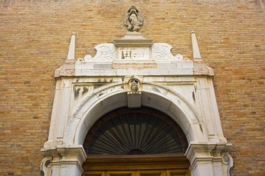 İtalya 'nın Ravenna kentindeki tarihi binanın zengin dekorasyonu