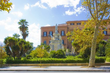 Palermo, Sicilya, İtalya 'daki Norman Sarayı yakınlarındaki İspanya Kralı V. Philip Anıtı