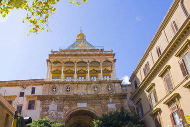 Palermo, İtalya, Sicilya 'da Yeni Kapı (Porta Nuova) adlı ortaçağ kapısı