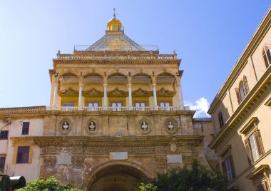 Palermo, İtalya, Sicilya 'da Yeni Kapı (Porta Nuova) adlı ortaçağ kapısı