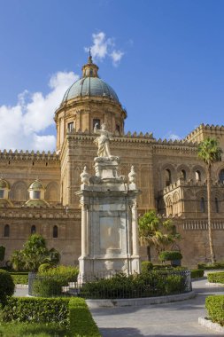 Palermo Katedrali yakınlarındaki Santa Rosalia Heykeli, Sicilya, İtalya
