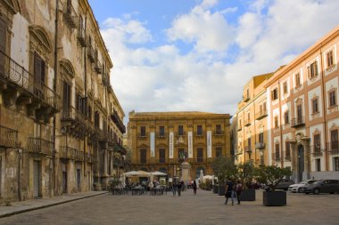 Palermo, İtalya - 25 Eylül 2019: Palermo, İtalya, Sicilya 'da bir Piazza Bologni manzarası