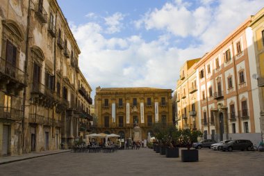 Palermo, İtalya - 25 Eylül 2019: Palermo, İtalya, Sicilya 'da bir Piazza Bologni manzarası