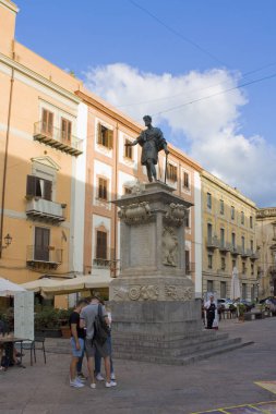 Kutsal Roma İmparatoru V. Charles Anıtı (Carolo V) - İtalya, Sicilya, Palermo 'daki Piazza Bologni' de İspanya Kralı.