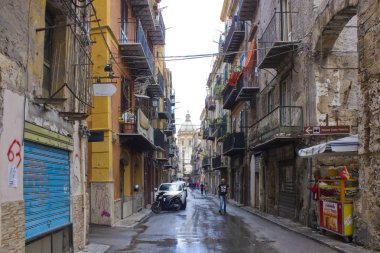 Palermo, İtalya - 25 Eylül 2019: Palermo, Sicilya, İtal 'deki Carmine Maggiore Kilisesi' ne giden Dar Sokak