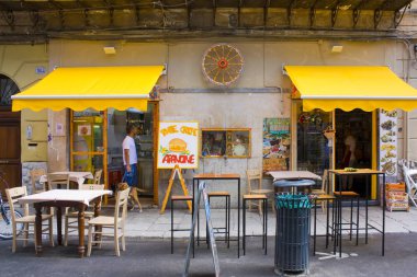 Palermo, İtalya - 25 Eylül 2019: Palermo, Sicilya, İtalya 'da sokak kafesi