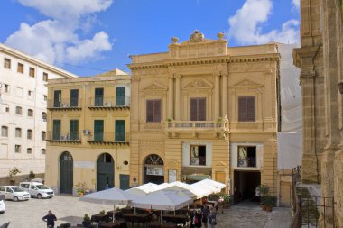 Palermo, İtalya - 25 Eylül 2019: Palermo, Sicilya, İtalya 'daki Piazza Bellini Tiyatrosu