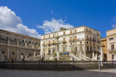Palermo, İtalya - 25 Eylül 2019: Palermo, Sicilya, İtalya 'daki Piazza Pretoria Pınarı