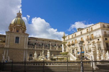 Palermo, İtalya - 25 Eylül 2019: Palermo, Sicilya, İtalya 'daki Piazza Pretoria Pınarı